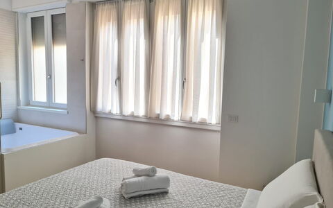 Vittoria Suite: Slaapkamer, Bed, Bedding, Interieur Ontwerp, Laken, Linens, Verdieping, Bed Frame, Huis, Kamer
