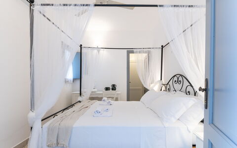 Masseria Lamagrotte By Raro Rooms: Meubilair, Bed, Interieur Ontwerp, Slaapkamer, Verdieping, Textiel, Bedding, Laken, Flooring, Bed Frame