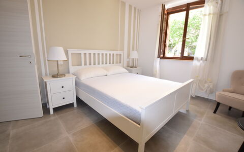 Casa In Collina: Bed, Meubilair, Bedding, Slaapkamer, Interieur Ontwerp, Laken, Verdieping, Flooring, Hout, Kamer