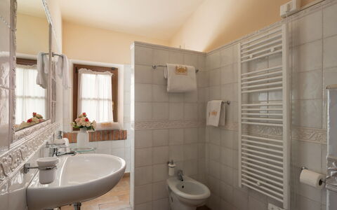 Villa Anna: Interieur Ontwerp, Meubilair, Flooring, Verdieping, Loodgieterswerkinrichting, Plafond, Kamer, Badkamer, Verlichting, Wastafel In De Badkamer