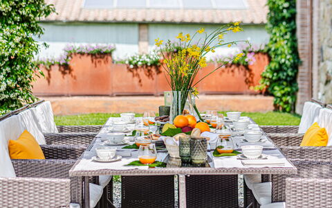 Villa Anna: Meubilair, Tafel, Tableware, Stoel, Tafelkleed, Voedsel, Buitentafel, Buitenmeubels, Fruit, Dishware