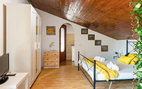 Sopraloreto Apartment: Meubilair, Interieur Ontwerp, Bed, Verdieping, Flooring, Slaapkamer, Kamer, Hout, Plafond, Bedding