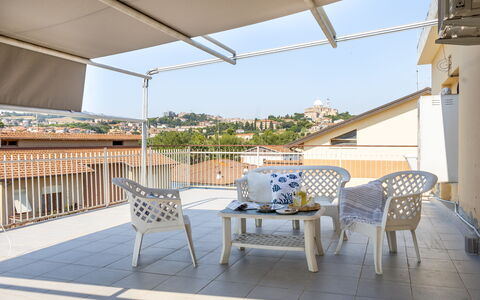 Sopraloreto Apartment: Meubilair, Stoel, Balkon, Buitenmeubels, Schaduw, Outdoor Structuur, Luifel, Paraplu, Kamerplant, Buitentafel
