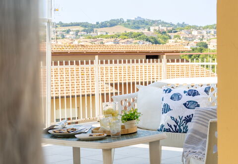 Sopraloreto Apartment: Meubilair, Interieur Ontwerp, Stoel, Buitenmeubels, Balkon, Schaduw, Beits, Ontwerp, Kamerplant, Linens