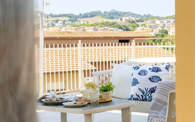 Sopraloreto Apartment: Meubilair, Interieur Ontwerp, Stoel, Buitenmeubels, Balkon, Schaduw, Beits, Ontwerp, Kamerplant, Linens