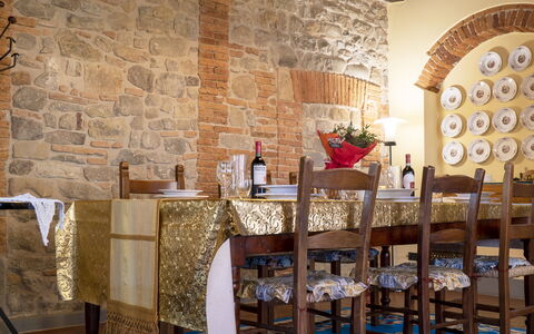 Country Historical House Lucca: Meubilair, Interieur Ontwerp, Hout, Tafel, Stoel, Eetkamer, Plafond, Flooring, Keuken En Eettafel, Verlichting