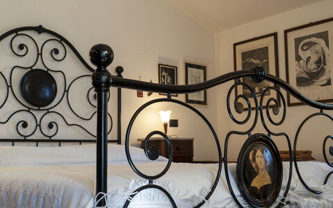 Country Historical House Lucca: Interieur Ontwerp, Slaapkamer, Bed Frame, Bed, Ijzer, Metaal, Bedding, Laken, Hardwood