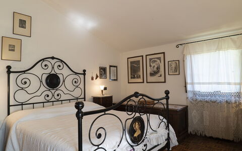 Country Historical House Lucca: Bed, Meubilair, Slaapkamer, Interieur Ontwerp, Flooring, Bedding, Verdieping, Laken, Plafond, Linens