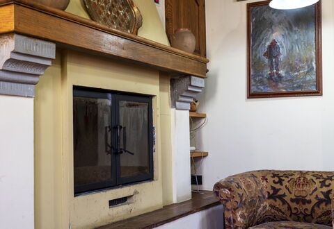 Country Historical House Lucca: Hout, Interieur Ontwerp, Flooring, Meubilair, Verdieping, Kamer, Fotolijst, Woonkamer, Haard, Beits