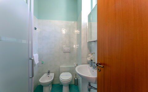 Sweet Conero: Flooring, Interieur Ontwerp, Verdieping, Loodgieterswerkinrichting, Kamer, Plafond, Badkamer, Glas, Tegel, Kraan
