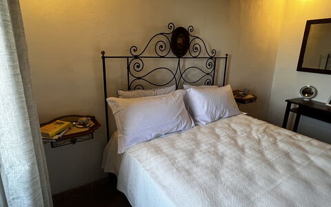 Appartamento Del Mercato: Bed, Slaapkamer, Bedding, Laken, Linens, Interieur Ontwerp, Verdieping, Meubilair, Bed Frame, Verlichting