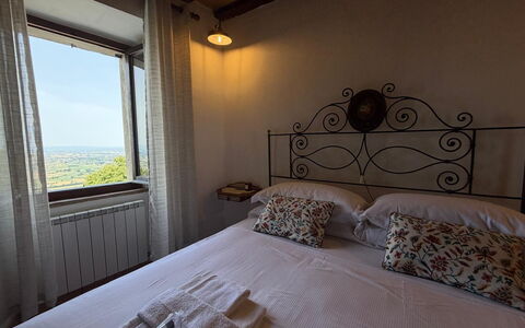 Appartamento Del Mercato: Slaapkamer, Bed, Bedding, Laken, Bed Frame, Linens, Lamp, Fotolijst