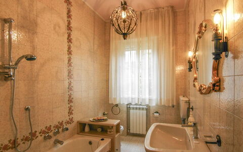 Butterfly Apartment In Lucca: Badkamer, Loodgieterswerkinrichting, Interieur Ontwerp, Flooring, Wastafel In De Badkamer, Verdieping, Kraan, Loodgieter, Verlichting, Spiegel