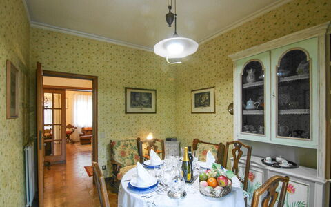 Butterfly Apartment In Lucca: Interieur Ontwerp, Meubilair, Hout, Plafond, Flooring, Verlichting, Eetkamer, Verdieping, Kamer, Tafel