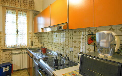 Butterfly Apartment In Lucca: Keuken, Countertop, Toestel Van De Keuken, Major Appliance, Gootsteen, Interieur Ontwerp, Flooring, Cabinetry, Fornuis, Verlichting