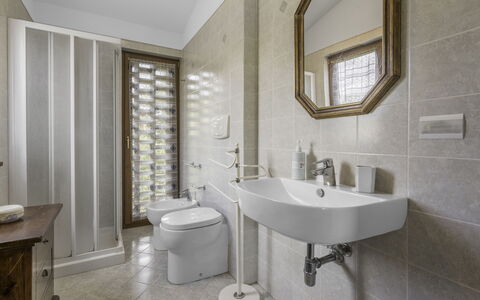 Casale La Canigiana, House, Pool, San Miniato: Badkamer, Loodgieterswerkinrichting, Interieur Ontwerp, Flooring, Verdieping, Wastafel, Toilet, Wastafel In De Badkamer, Kraan, Wc Bril