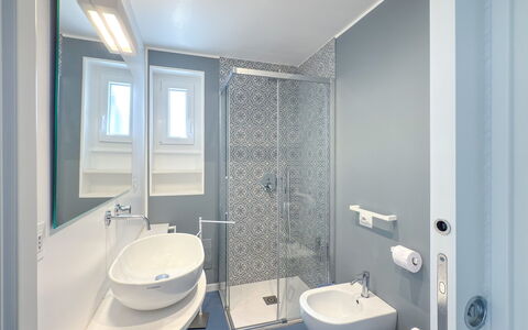 Villa Azzurra Monticelli: Badkamer, Loodgieterswerkinrichting, Muur, Interieur Ontwerp, Flooring, Verdieping, Wastafel, Loodgieter, Kraan, Toilet