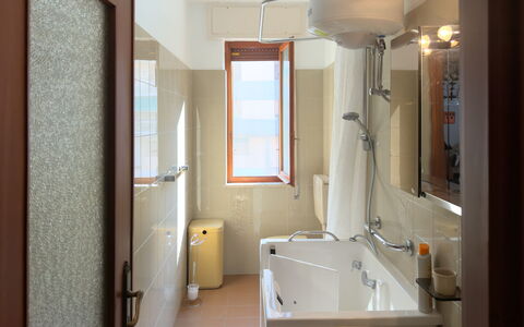 Casa Francy - Arma Di Taggia: Badkamer, Loodgieterswerkinrichting, Interieur Ontwerp, Flooring, Muur, Verdieping, Kraan, Wastafel, Wastafel In De Badkamer, Loodgieter