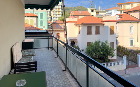 Casa Francy - Arma Di Taggia: Balkon, Appartement, Leuning, Hek, Schaduw, Veranda, Baluster