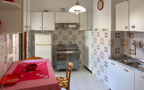 Casa Francy - Arma Di Taggia: Keuken, Major Appliance, Toestel Van De Keuken, Interieur Ontwerp, Flooring, Hout, Countertop, Verdieping, Meubilair, Cabinetry