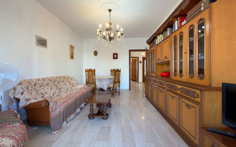 Casa Francy - Arma Di Taggia: Flooring, Verdieping, Meubilair, Interieur Ontwerp, Hout, Plafond, Kamer, Woonkamer, Houten Vloer, Bankstel