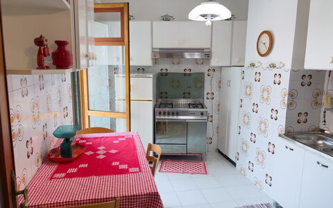 Casa Francy - Arma Di Taggia: Major Appliance, Flooring, Keuken, Meubilair, Toestel Van De Keuken, Hout, Interieur Ontwerp, Verdieping, Cabinetry, Kamer