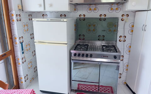 Casa Francy - Arma Di Taggia: Toestel Van De Keuken, Keuken, Major Appliance, Fornuis, Gasfornuis, Fornuis, Huishoudapparatuur, Cooktop, Flooring, Verdieping