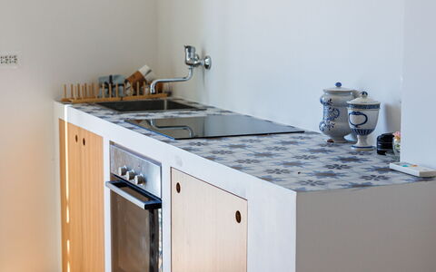 Newly Renovated Ocean View Flat: Keuken, Hout, Toestel Van De Keuken, Flooring, Countertop, Major Appliance, Verdieping, Interieur Ontwerp, Fornuis, Meubilair