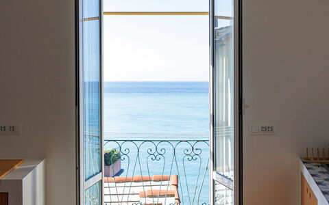 Newly Renovated Ocean View Flat: Hout, Flooring, Verdieping, Deur, Home Deur, Zee, Houten Vloer, Oceaan, Balkon, Hardwood