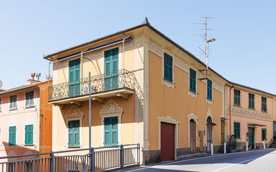 Newly Renovated Ocean View Flat: Muur, Gebouw, Venster, Facade, Buurt,  Dorf\, Woongebied, Huis, Menselijke Nederzetting, Stedelijk Ontwerp