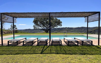 Villa Sassinoro: Zwembad, Schaduw, Outdoor Structuur, Landscaping, Pergola, Toevlucht, Paviljoen, Eco Hotel, Buitenmeubels