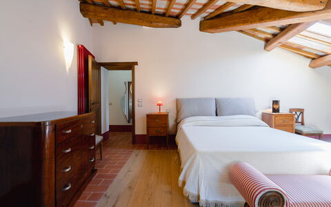 Mensano Old Town Apartment: Meubilair, Bed, Interieur Ontwerp, Slaapkamer, Flooring, Muur, Verdieping, Hout, Laken, Bedding