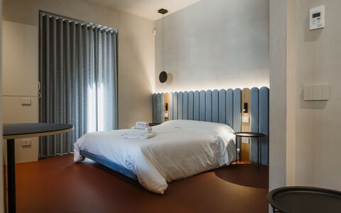 Deb&spa: Interieur Ontwerp, Slaapkamer, Bed, Bed Frame, Lichte Inrichting, Bedding, Laken, Lamp, Gordijn, Linens