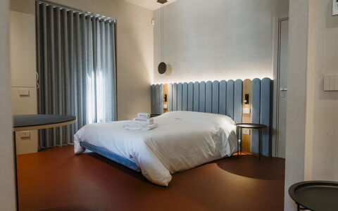 Deb&spa: Interieur Ontwerp, Slaapkamer, Bed, Plafond, Bedding, Laken, Lichte Inrichting, Bed Frame, Lamp, Gordijn