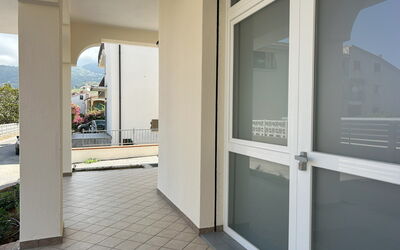 Case Martorelli - Belvedere Marittimo: Verdieping, Appartement, Balkon, Glas, Leuning, Daylighting, Home Deur, Aluminium