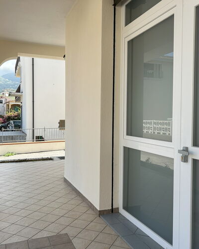 Case Martorelli - Belvedere Marittimo: Verdieping, Appartement, Balkon, Glas, Leuning, Daylighting, Home Deur, Aluminium