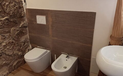 Borgo Incanto: Wc Bril, Flooring, Muur, Verdieping, Loodgieterswerkinrichting, Toilet, Bruin, Badkamer, Loodgieter, Tegel