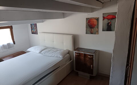 Borgo Incanto: Bed, Meubilair, Slaapkamer, Bedding, Laken, Muur, Interieur Ontwerp, Verdieping, Hout, Flooring