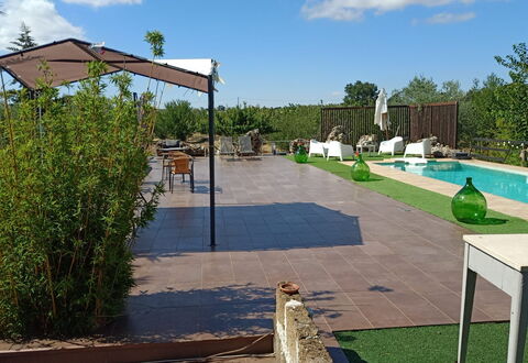 Borgo Incanto: Zwembad, Schaduw, Buitenmeubels, Tuin, Bloempot, Vrije Tijd, Backyard, Landscaping, Stoel