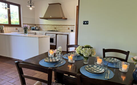 Dependance Egle: Meubilair, Interieur Ontwerp, Flooring, Hout, Keuken En Eettafel, Lichte Inrichting, Plafond, Tafel, Stoel, Eetkamer
