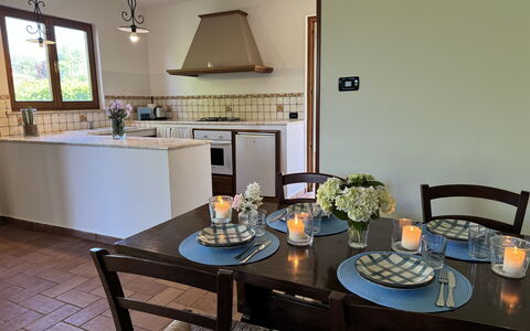 Dependance Egle: Meubilair, Interieur Ontwerp, Flooring, Hout, Keuken En Eettafel, Lichte Inrichting, Plafond, Stoel, Eetkamer, Tafel