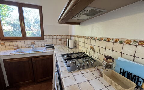 Dependance Egle: Keuken, Hout, Flooring, Countertop, Interieur Ontwerp, Verdieping, Toestel Van De Keuken, Fornuis, Gasfornuis, Kamer
