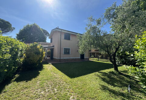 Dependance Egle: Struik, Huis, Tuin, Gazon, Landgoed, Werf, Landscaping, Backyard, Oprit, Hacienda