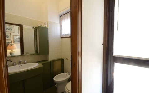 Casa Silvia: Wastafel In De Badkamer, Muur, Loodgieterswerkinrichting, Wastafel, Badkamer, Flooring, Verdieping, Wc Bril, Interieur Ontwerp, Kraan