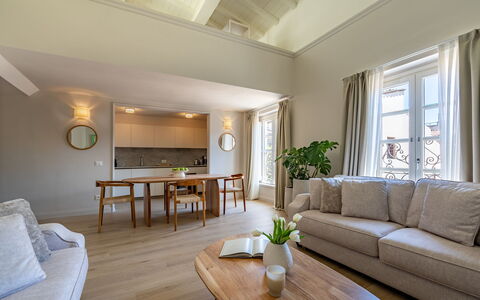 Elegant Apartments Near the Duomo: Meubilair, Interieur Ontwerp, Flooring, Hout, Plafond, Verdieping, Bankstel, Tafel, Kamer, Woonkamer