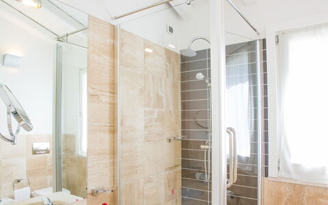 Villa Fico D'india 1: Badkamer, Loodgieterswerkinrichting, Flooring, Verdieping, Interieur Ontwerp, Wastafel, Loodgieter, Douche, Kraan, Wastafel In De Badkamer