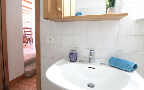 Baita Costa Di Gial: Wastafel In De Badkamer, Loodgieterswerkinrichting, Wastafel, Badkamer, Flooring, Interieur Ontwerp, Verdieping, Kraan, Loodgieter, Spiegel
