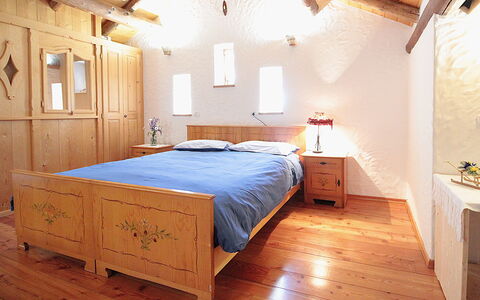 Baita Costa Di Gial: Meubilair, Bed, Slaapkamer, Interieur Ontwerp, Muur, Bedding, Laken, Hout, Verdieping, Flooring