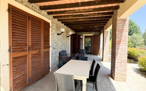 Villa Diamante: Hout, Flooring, Verdieping, Meubilair, Schaduw, Deur, Veranda, Keuken En Eettafel, Buitenmeubels, Stoel