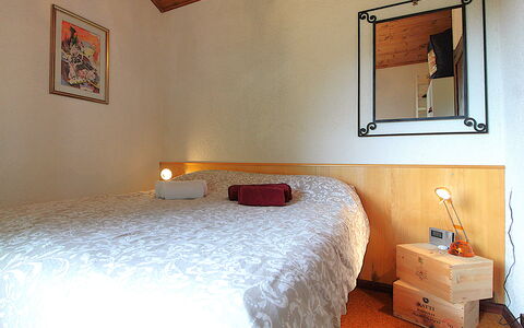 Chalet Giove: Bed, Slaapkamer, Muur, Meubilair, Interieur Ontwerp, Laken, Hout, Bedding, Verdieping, Kamer